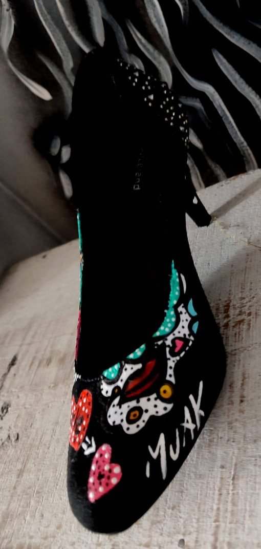 Trae tus zapatos y los pintamos.