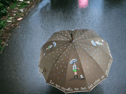 Paraguas pintado a mano con gotas de lluvia. byMIRENE.