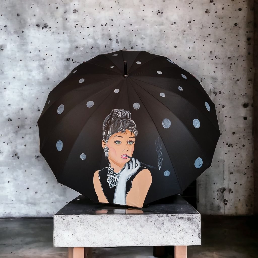 Elegante Audrey Hepburn pintada en un paraguas de diseño exclusivo, byMIRENE